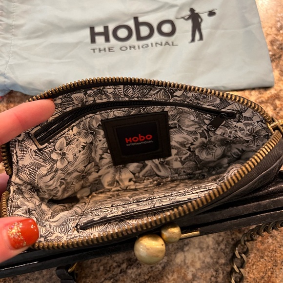 Hobo International magnetic wallet with detachable chain strap - Picture 5 of 9